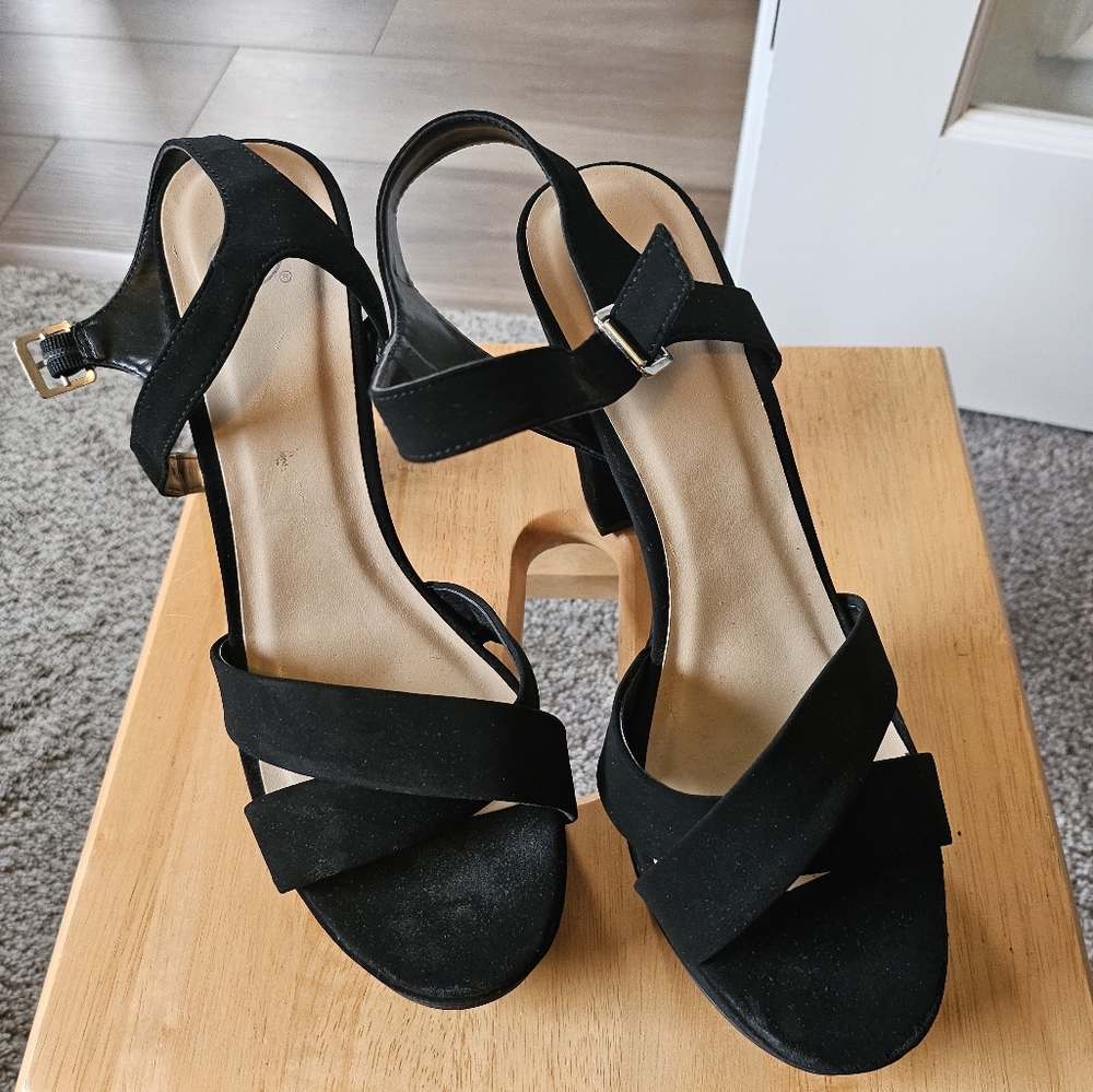 D Heart – Women’s Heart in D Martel – S Block Heel Dress Sandals (Size 9M)